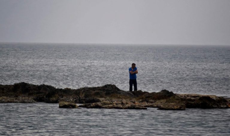 Κίσσαμος Χανίων: Βουτιά στην παγωμένη θάλασσα για αποφυγή αστυνομικού ελέγχου