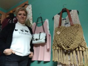 Κομοτηνή: Πλέκει τσάντες δημιουργώντας έργα τέχνης