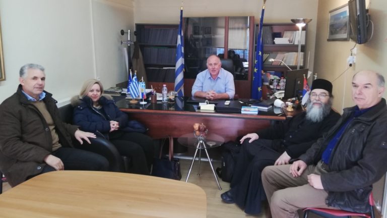 Το δήμαρχο Ρήγα Φεραίου επισκέφθηκαν μέλη του «Εσταυρωμένου»