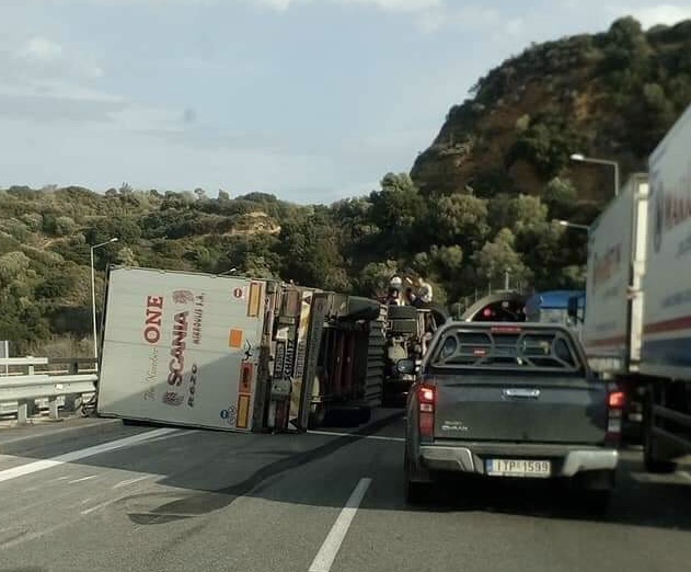 Πάτρα: Ανατροπή νταλίκας στην Περιμετρική