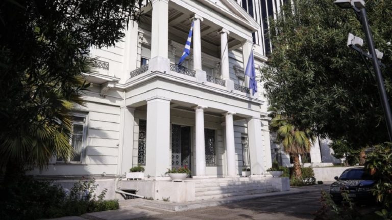 Σκληρή απάντηση του ΥΠΕΞ στους προκλητικούς ισχυρισμούς Τσαβούσογλου για το προσφυγικό (video)