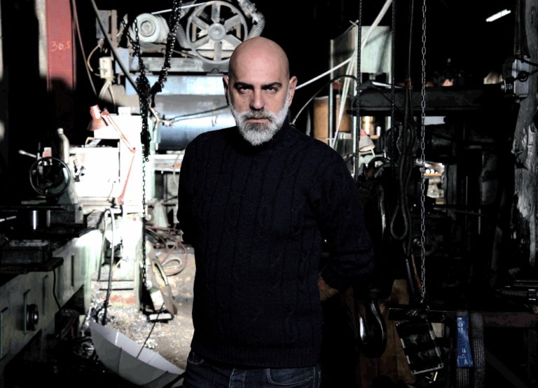 «Η ψιλικατζού» &«Χορεύοντας στο σκοτάδι» στο Vault- Συνέντευξη με τον Δημήτρη Καρατζιά