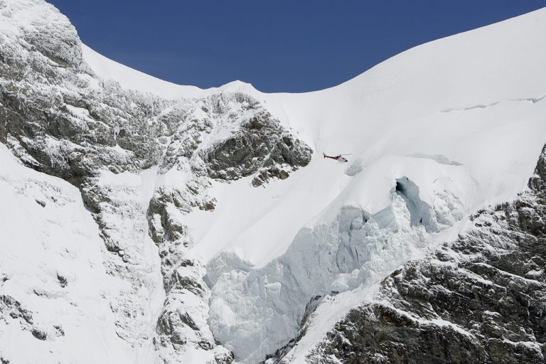 Τέλος στην επιχείρηση διάσωσης από τη χιονοστιβάδα–Δεν βρέθηκαν παγιδευμένοι