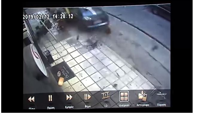 Δείτε το βίντεο της τρελής πορείας του αυτοκινήτου στο πεζοδρόμιο της Βασ. Ηρακλείου