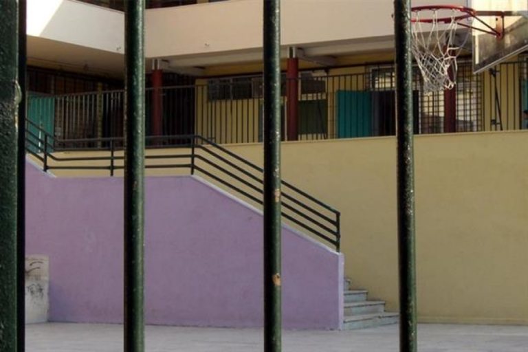 Χανιά: Παρέμβαση πυροσβεστών για να κατεβάσουν παιδάκι από κάγκελα