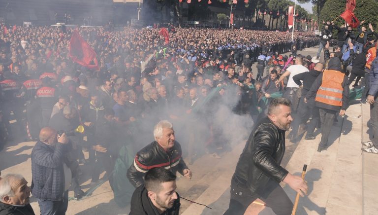 Αλβανία: Επεισόδια και τραυματίες στις αντικυβερνητικές διαδηλώσεις (video)