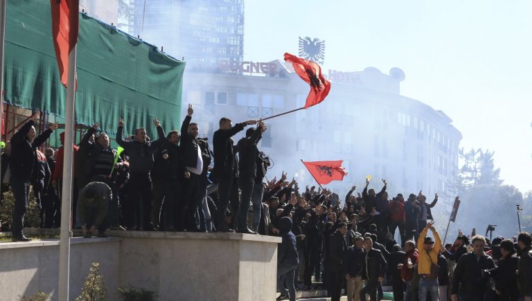 Πολιτική κρίση στην Αλβανία- Παραιτήθηκαν οι βουλευτές του Δημοκρατικού κόμματος