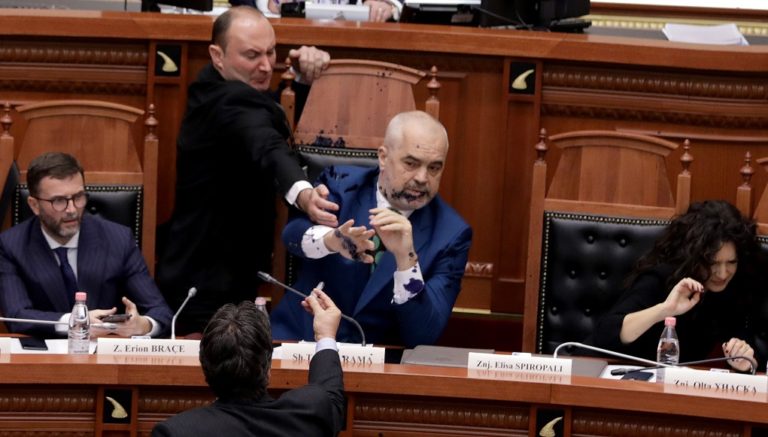 Αλβανία: Βουλευτής έριξε μελάνι στον πρωθυπουργό Έντι Ράμα