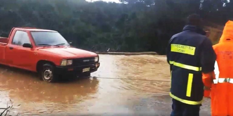 Ρέθυμνο: Επιχείρηση απεγκλωβισμού στη γέφυρα της Ζουρίδας