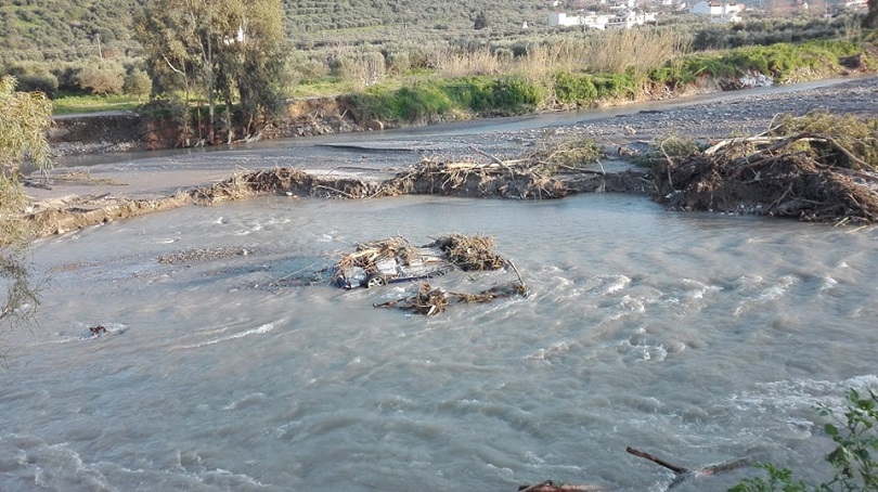 Χανιά: «Αναδύθηκε» αυτοκίνητο στον ποταμό Ταυρωνίτη