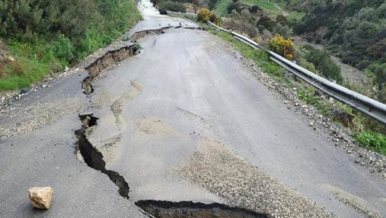 Ρίχνει δρόμους η κακοκαιρία