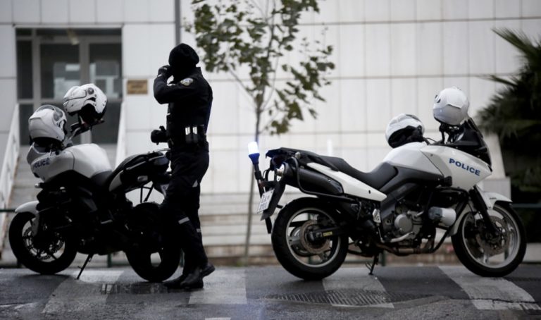 Αναστάτωση από εισβολή οχήματος στο πάρκινγκ του Εφετείου της Αθήνας (video)