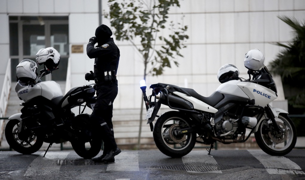 Αναστάτωση από εισβολή οχήματος στο πάρκινγκ του Εφετείου της Αθήνας