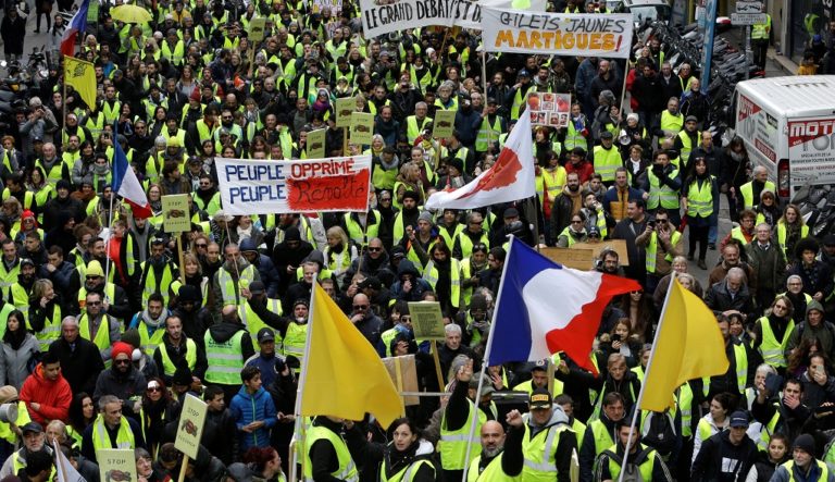 Δημοσκόπηση: Να σταματήσουν οι κινητοποιήσεις των «κίτρινων γιλέκων» επιθυμεί η πλειονότητα των Γάλλων