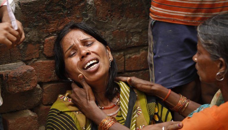 Ινδία: Εξήντα εννέα άνθρωποι πέθαναν από κατανάλωση νοθευμένου αλκοόλ