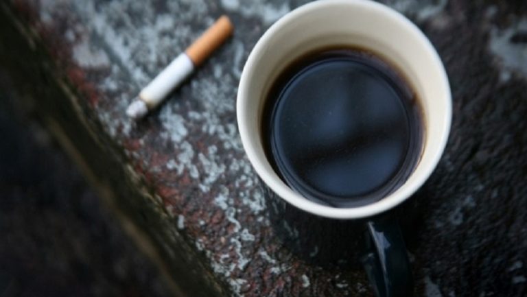 Επιδότηση για θερμάστρες σε καφετέριες εξετάζει το υπ. Υγείας για τους καπνιστές
