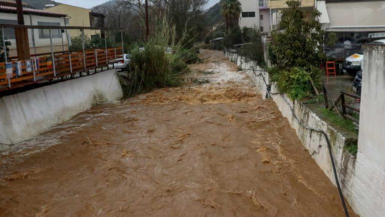 Πληγές αφήνει πίσω της η κακοκαιρία – Ένας νεκρός στο Χορτιάτη Θεσσαλονίκης κι ένας αγνοούμενος στην Κρήτη (video)