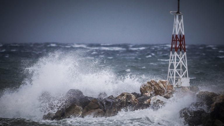 Προβλήματα από την κακοκαιρία σε όλη τη χώρα – Μποφόρ και παγωνιά (video)