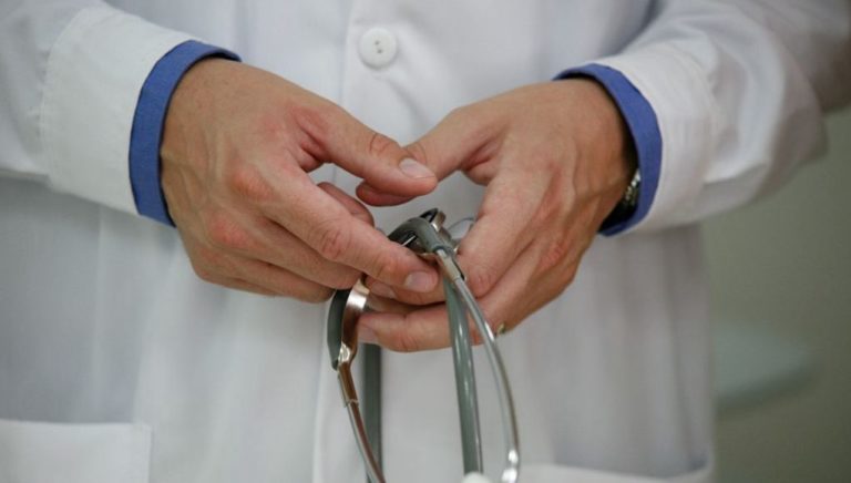 Αλεξανδρούπολη: Απολύθηκε γιατρός του νοσοκομείου για φακελάκι