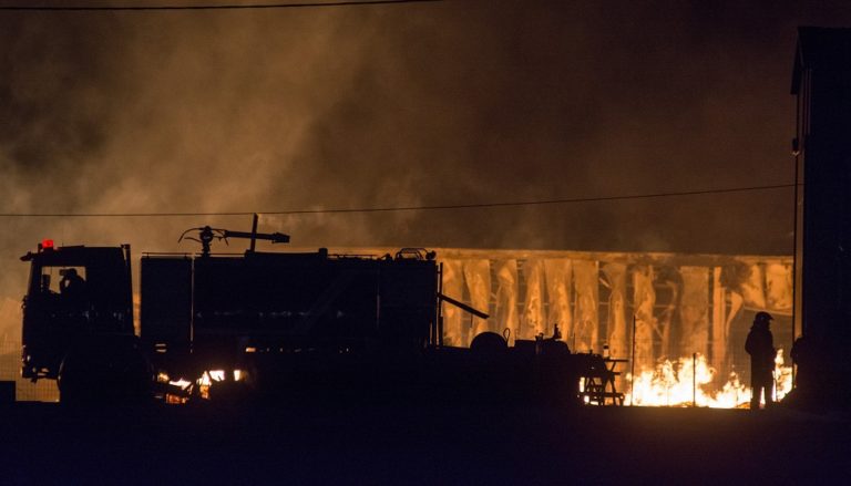 “Κόλαση” φωτιάς σε εργοστάσιο ξυλείας στον Πλατύκαμπο (video)