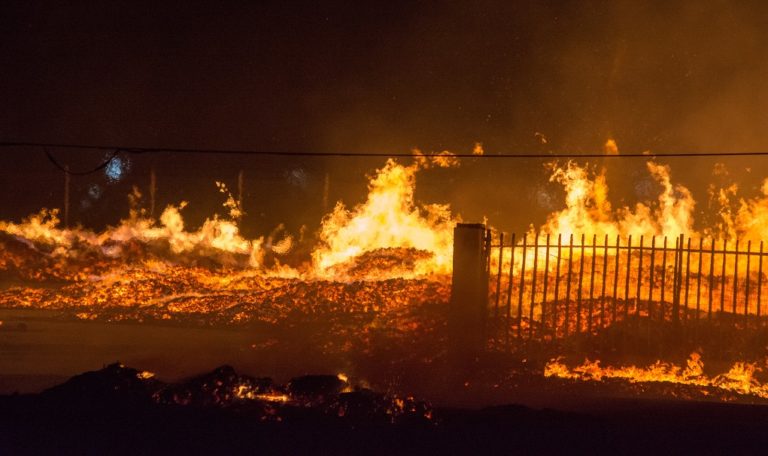 Λάρισα: Με 14 οχήματα επιχειρεί η Πυροσβεστική στο εργοστάσιο ξυλείας