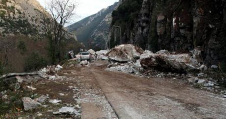 Διακοπή κυκλοφορίας λόγω κατολισθήσεων