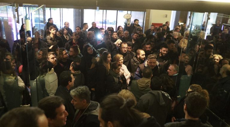 38ο Συνέδριο Ιδιωτικών Υπαλλήλων: Προπηλακισμοί, αντεγκλήσεις και ένταση (video)