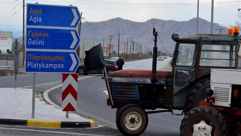 Μεταφέρουν τα τρακτέρ στις πλατείες οι αγρότες του κόμβου Πλατυκάμπου