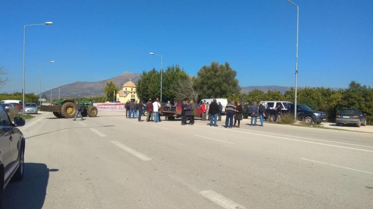 Αργολίδα :    αγρότες έκλεισαν τον δρόμο στις Μυκήνες