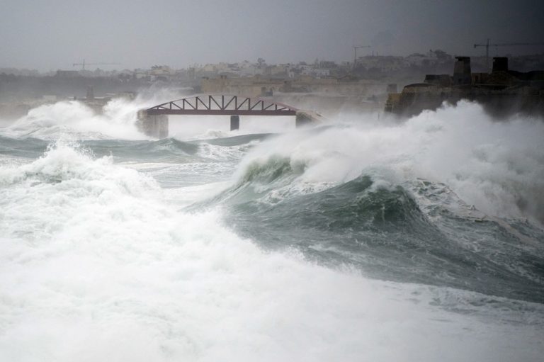 Φονικοί άνεμοι στην Ιταλία -Θεόρατα κύματα στη Μάλτα (video)