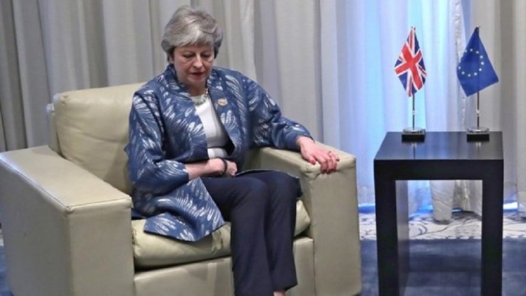 Brexit: Η Τερέζα Μέι παίζει με το ρολόι – Συνάντηση με Μέρκελ