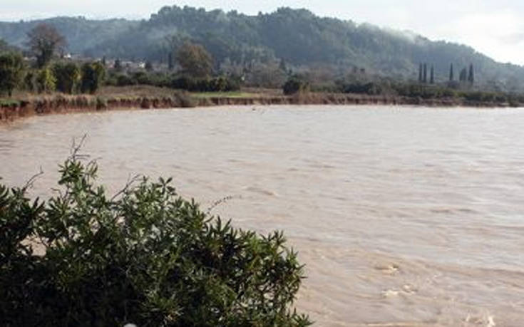 Παρασύρει ολόκληρες περιουσίες ο Αλφειός