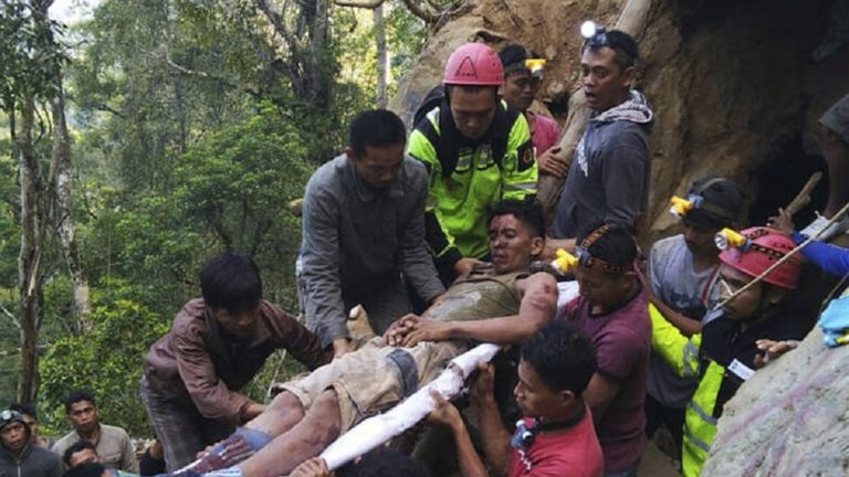 Ινδονησία: 6 νεκροί, δεκάδες αγνοούμενοι μετά την κατάρρευση παράνομου χρυσωρυχείου