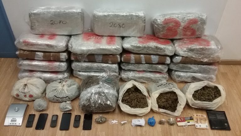 Συλλήψεις τριών ατόμων στην Καλλιθέα με 45 κιλά ναρκωτικά