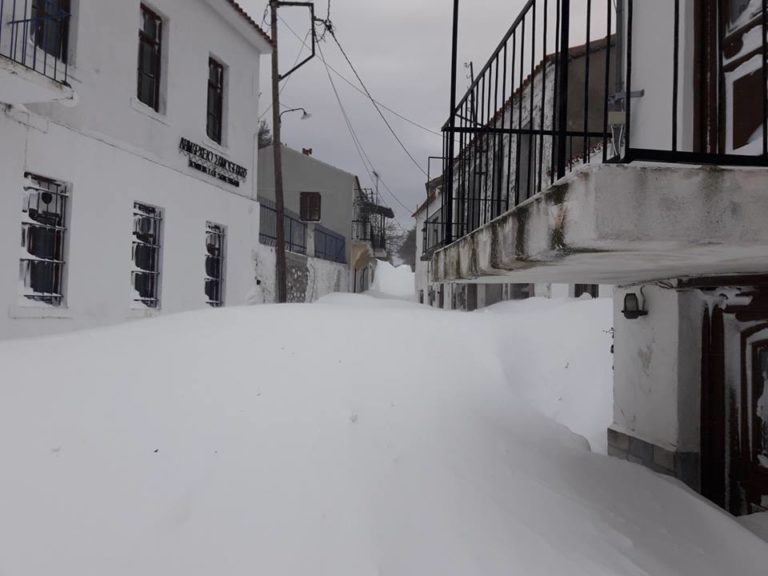 Στο έλεος του χιονιά η Σαμοθράκη