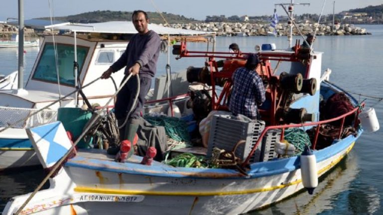 Μάθημα ανθρωπιάς από ψαρά στη Μυτιλήνη-Μοιράζει ψάρια στα προσφυγόπουλα (video)