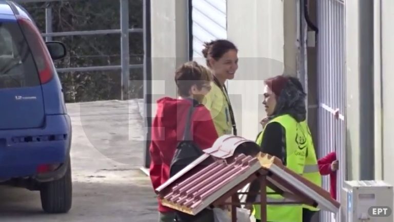 Η ηθοποιός του Χόλιγουντ Κέιτι Χολμς, προσφέρει εθελοντική εργασία σε δομές προσφύγων στη Λέσβο