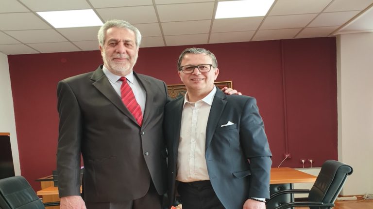 Ο Κ. Πανταζώνας με το ψηφοδέλτιο του Δ. Εσερίδη