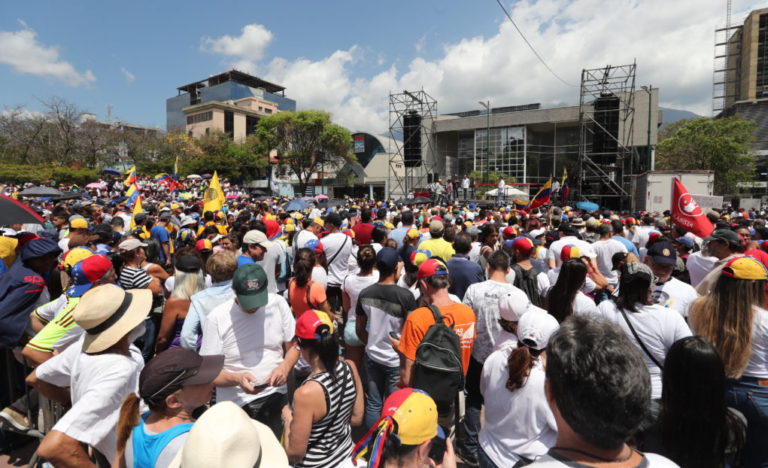 Επέστρεψε στη Βενεζουέλα ο Γκουαϊδό – Κάλεσε αμέσως σε νέες διαδηλώσεις