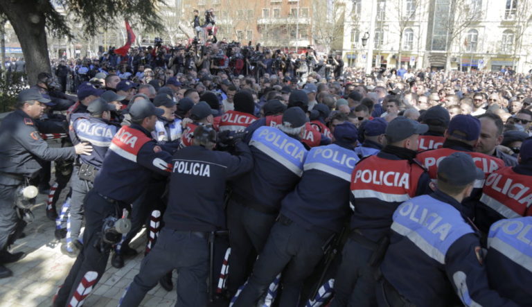 Νέες συμπλοκές διαδηλωτών της αντιπολίτευσης με την Αστυνομία στην Αλβανία