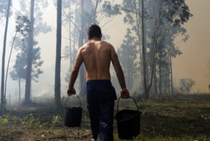 Μάχη με τις φλόγες δίνουν εκατοντάδες πυροσβέστες σε Πορτογαλία και Ισπανία