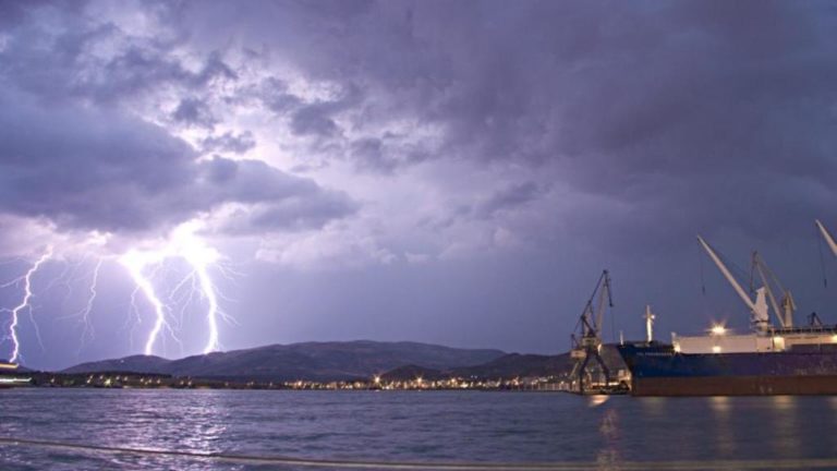Προβλήματα από την καταιγίδα-Χωρίς ρεύμα περιοχές από Αγριά έως Καλά Νερά