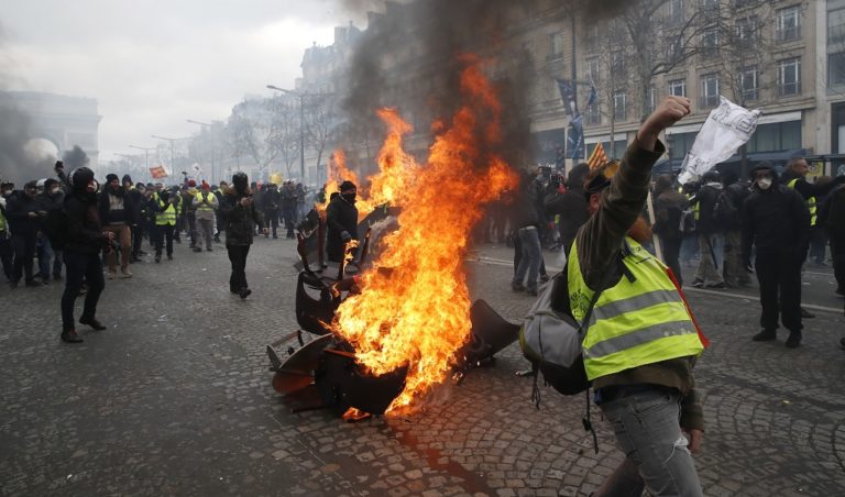 Γαλλία: Συγκρούσεις των “κίτρινων γιλέκων” με την αστυνομία (video)