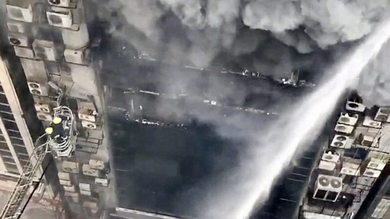 Τους 25 έφτασαν οι νεκροί στο Μπανγκλαντές από τη φωτιά σε πολυώροφο κτίριο