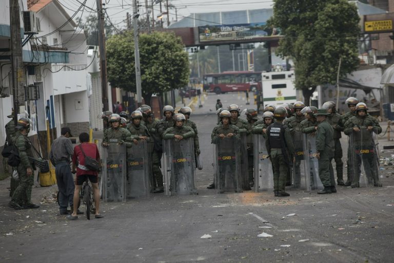 Δεν βλέπει στρατιωτική επέμβαση στη Βενεζουέλα ο απεσταλμένος των ΗΠΑ