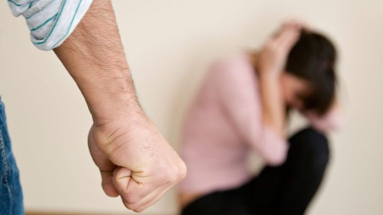 Ένοχος για ενδοοικογενειακή βία ο 48χρονος που χτύπησε την κόρη του
