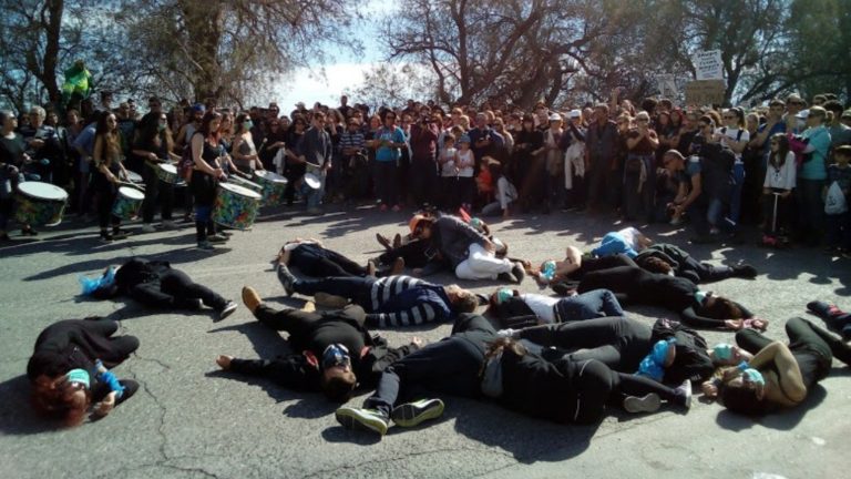 Συγκέντρωση, πορεία και δρώμενα κατά της καύσης σκουπιδιών με συμμετοχή χιλιάδων πολιτών