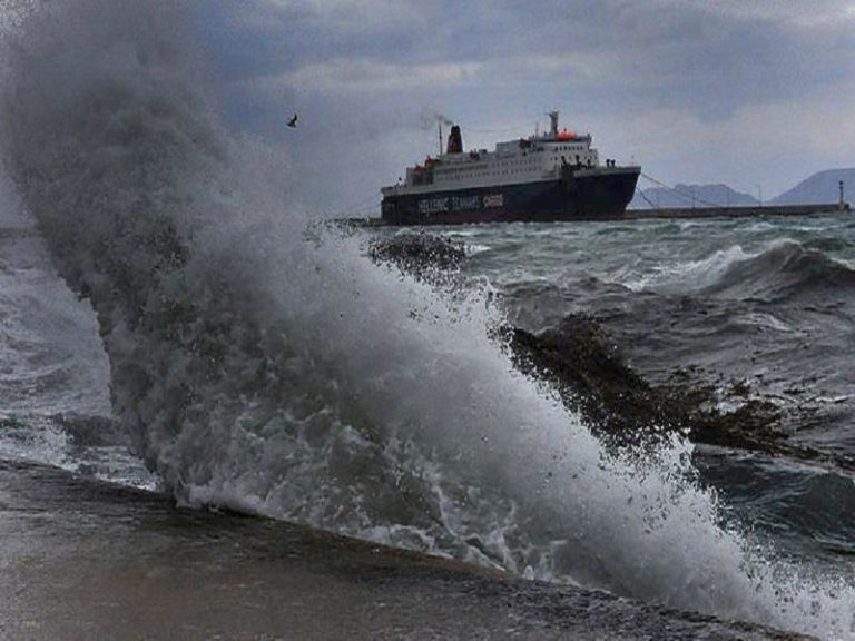 Δεμένα τα πλοία στα λιμάνια λόγω των θυελλωδών ανέμων