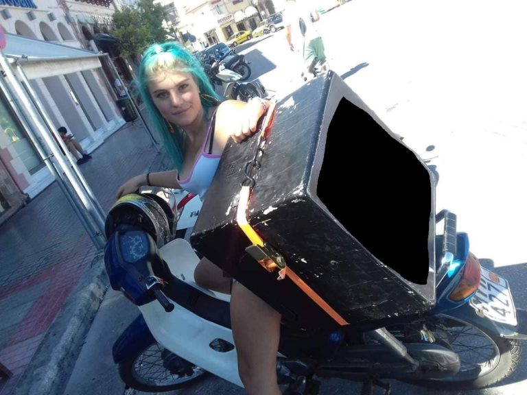 Ένα κορίτσι ντελίβερι στη Μυτιλήνη