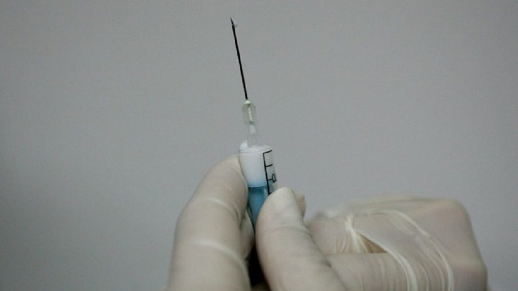Περισσότεροι από 100 εκατ. Αμερικανοί έχουν κάνει τουλάχιστον μια δόση εμβολίου κατά της Covid-19